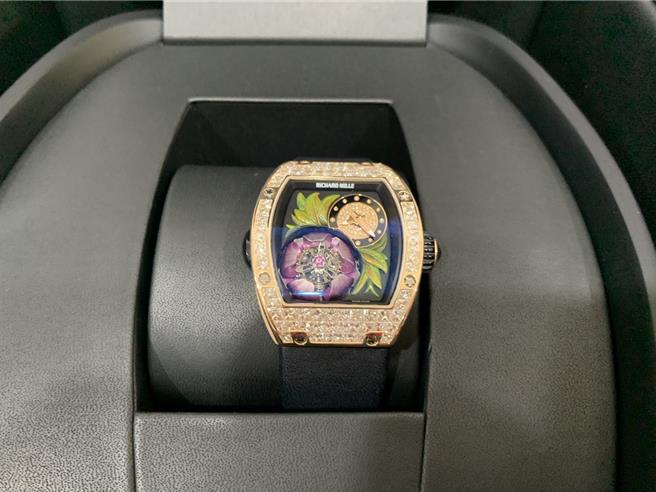 检调查扣陈政谷私藏价值3千2百万元的Richard Mille在日内瓦高级钟表展（SIHH）发表一款称为「含苞待放玉兰花陀飞轮」腕表。（郭良杰摄）
