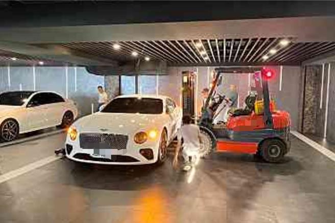 检调查扣豪车动用堆高机载走。（调查局提供／郭良杰高雄传真）