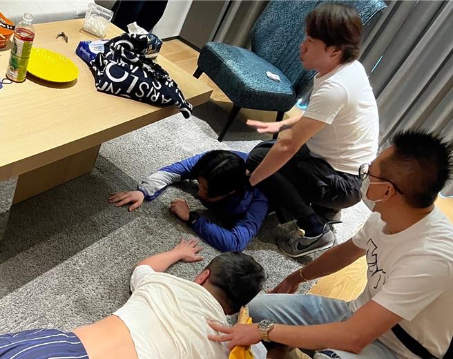 专案人员逮捕九州集团涉案成员，将涉案人压制在地。（调查局提供／郭良杰高雄传真）