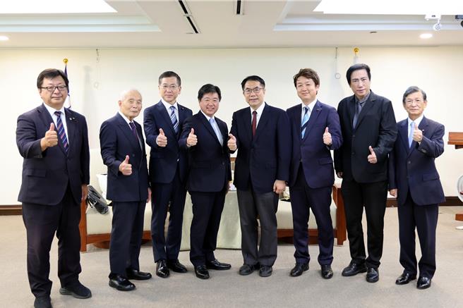 日本茨城縣水戶市高橋靖市長與大津亮一議長、高倉富士男副議長一行蒞府拜會台南市長黃偉哲（右四）。（台南市政府提供／曹婷婷台南傳真）