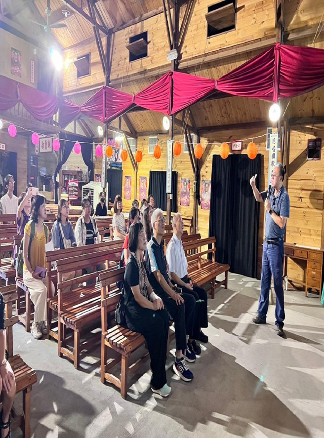 「万国戏院」其復古装潢让参与者仿佛回到了过去的光影岁月。(照片/南华大学提供)