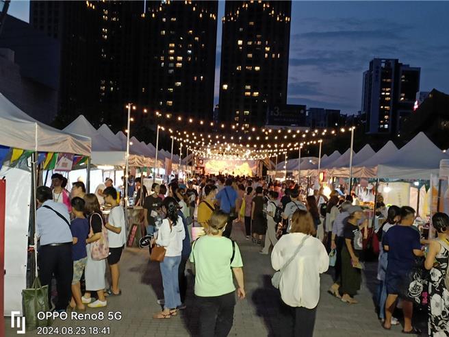 「2024桃园啤酒节－JAZZ艺起摇摆」活动，23至24日连续2日下午4点在桃园艺文广场开场，现场除邀集滷味、甜点美食、精酿啤酒等上百家特色业者进驻外，现场直接抽奖送豪礼，包含机票、电动机车、礼券，福袋等好礼，让大家在享用美食啤酒、听音乐余，还能带走丰厚礼品。（桃园市经济发展局提供）