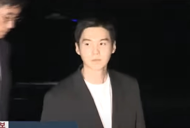 南韩天团防弹少年团（BTS）成员Suga，涉嫌酒驾神隐17天首度现身！（图／摄自YT　YonhapnewsTV）