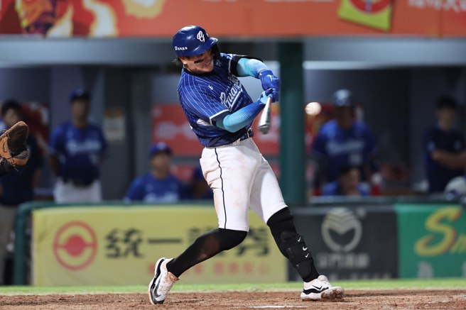 富邦悍將張育成23日作客台南敲出本季第6轟。（富邦悍將提供）