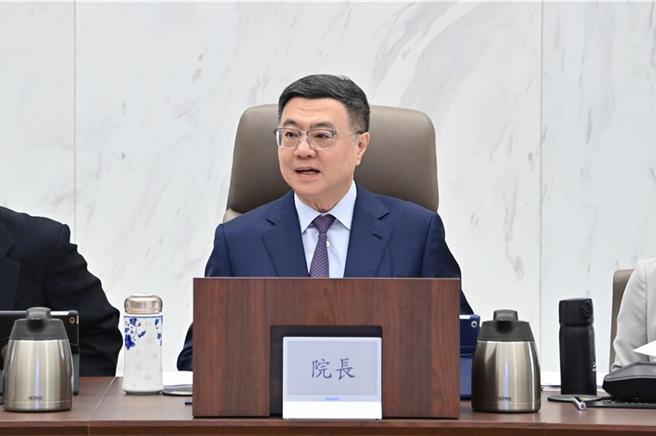 卓荣泰指出，101有一个非常独特的垂直马拉松的活动，在世界上也满负盛名的，从底下跑到上面去，贾永婕说她真的跑过，董事长如果能够带队跑垂直马拉松，是一个很好的宣传跟助力。（行政院提供／游念育台北传真）