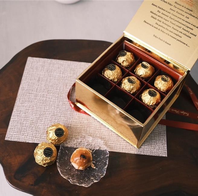 今年「金莎菠萝蛋黄酥」推出2款不同入数的礼盒，8月31日前举办预购活动，2款礼盒各限量1500组，预购还享优惠价。(东京巴黎甜点提供)