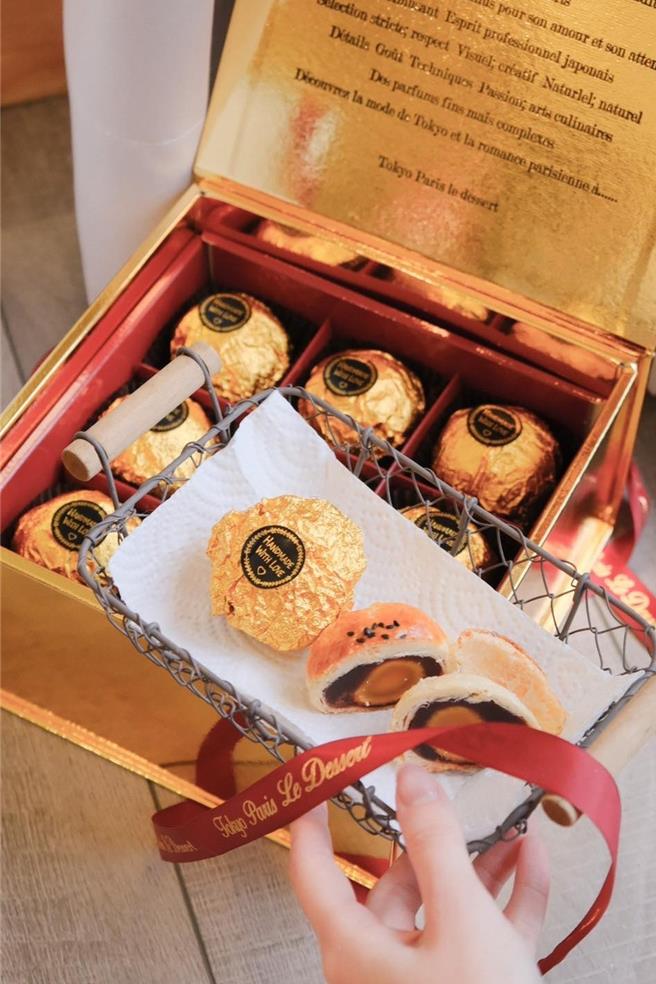 「金莎菠萝蛋黄酥」比一般市面蛋黄酥尺寸为大，丰富内馅选自台湾各地优质食材，从捏制、烘烤到包装纯手工制作。(东京巴黎甜点提供)