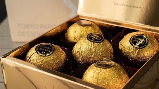 「金莎菠萝蛋黄酥」8月底前5入礼盒原价498元，预购价458元，限量1500组。(东京巴黎甜点提供)