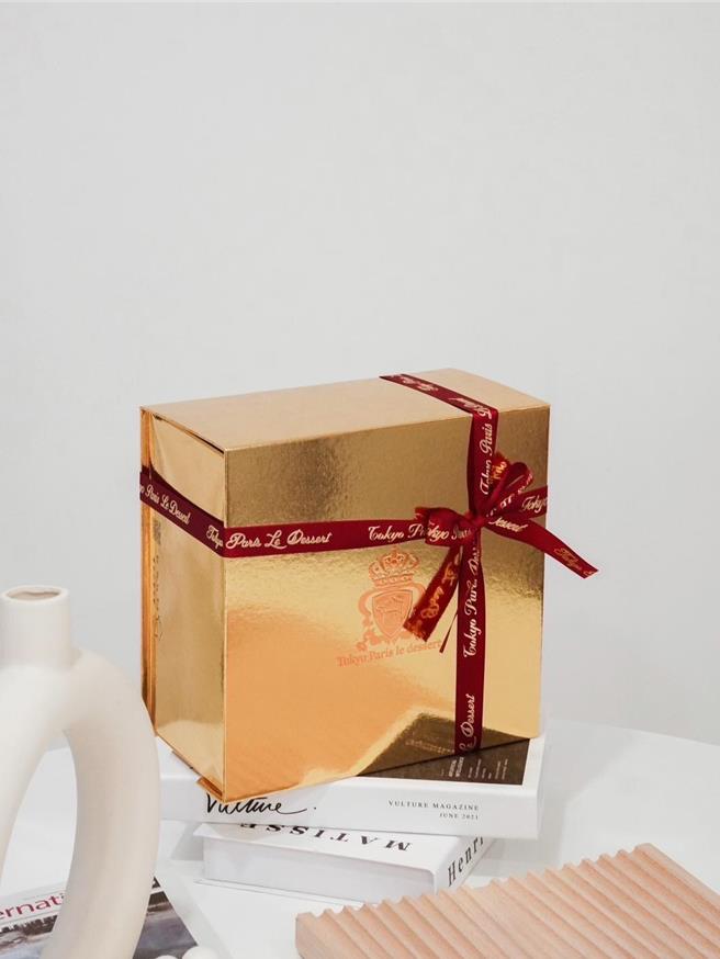 「金莎菠萝蛋黄酥」9入亮金色礼盒搭配精美红色烫金印花缎带，内外皆金光闪闪，堪称蛋黄酥市场含金量最高蛋黄酥。(东京巴黎甜点提供)