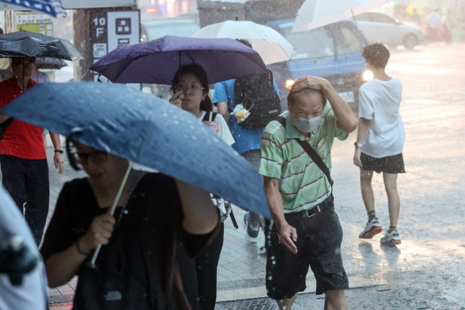明（24）日午後西半部地區及東半部山區有局部短暫雷陣雨，中南部地區降雨機率較為提高。（示意圖，鄧博仁攝）
