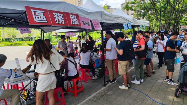 億萬房產集團今(8/23)舉辦捐血活動，現場吸引了上百名民眾熱情參與。圖/億萬房產集團提供