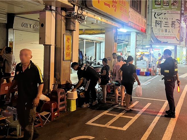 彰化市中正路一段蛋黄酥名店23日晚间出现椅子部队，警方获报到场了解状况。（民眾提供／孙英哲彰化传真）