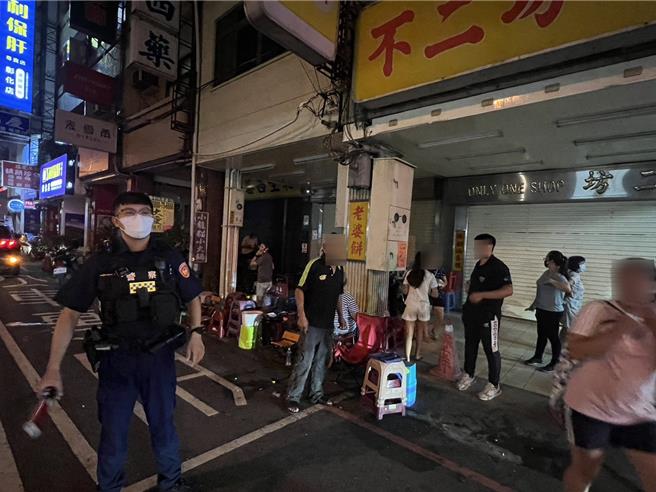 彰化市中正路一段蛋黄酥名店23日晚间出现椅子部队，警方获报到场了解状况。（民眾提供／孙英哲彰化传真）