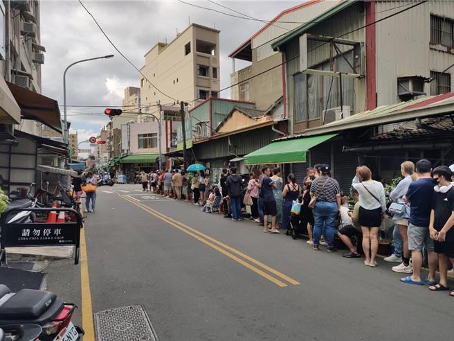 彰化市中正路一段蛋黄酥名店23日白天的排队人潮绵延至永安街。（民眾提供／孙英哲彰化传真）