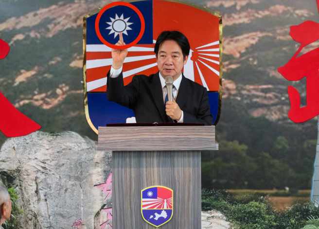 有眼尖网友发现，「823炮战胜利66周年追思祭悼典礼」活动上的国徽是歪的（红圈处），让樊启明直呼金防部「该打屁股」。（中时资料照，郭吉铨摄）