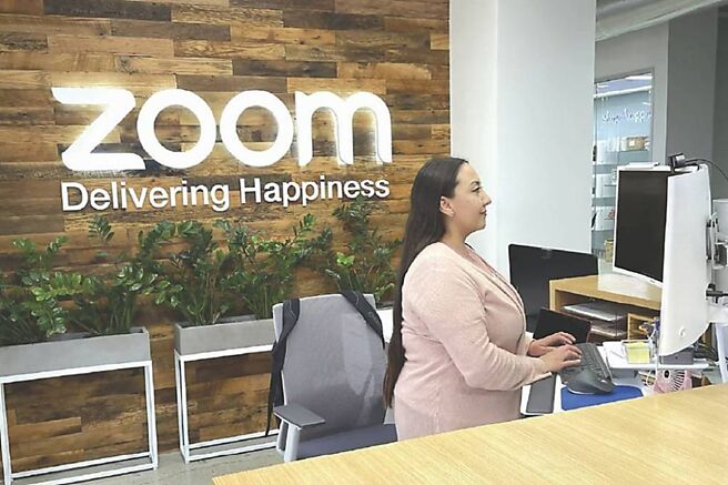 Zoom受惠于AI协作工具的需求强劲，接下多笔知名客户大单，21日公布上季财报报喜，并上调全年财测。图／美联社