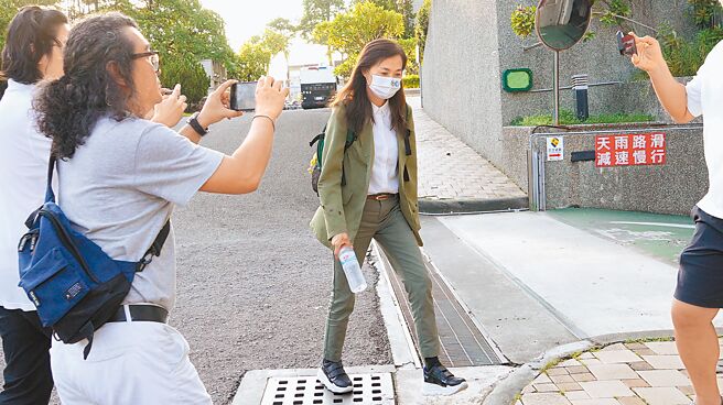 民进党立委林宜瑾涉诈助理费案，检方22日谕令100万元交保，林离开地检署时强调内心坦荡。（资料照/宝智华摄）