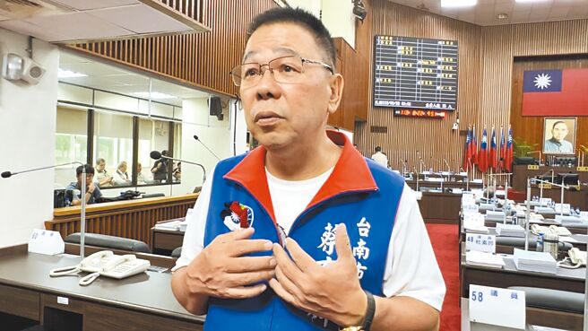 台南市议会国民党团发言人蔡育辉22日说，各政党都有人因助理费遭法办，如果制度不改，很多民代常因疏忽而触法。（张毓翎摄）