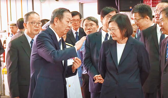 图为去年蔡英文总统（右二）在潜舰国造召集人黄曙光（左二）等人陪同下参观潜舰国造的海昌厂房。（总统府提供）