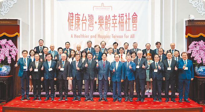 总统府举行的健康台湾委员会却对「药师荒」只字未提，沦为大拜拜，令人感到不可思议。（总统府提供）