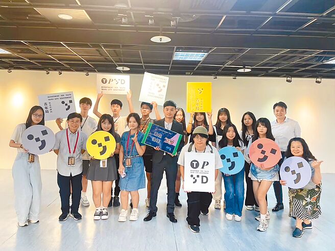 台北市青年局將提供學生社團、公協會補助舉辦青年相關活動，單一活動可獲得最高2萬元補助，跨校活動則為5至10萬元。圖為青年局長殷瑋（前中）與青年互動。（台北市青年局提供／劉彥宜台北傳真）