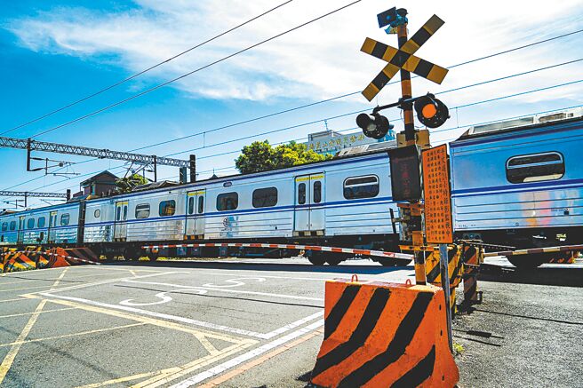 宜蘭至羅東鐵路高架計畫路線全長15.85公里，高架化後將可消除9處平交道。圖為宜蘭市校舍路平交道。（李忠一攝）