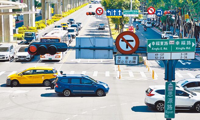 新北市共276处重要路口号志採用不断电系统，新庄区思源路、幸福路口即为其中之一。（吕健豪摄）