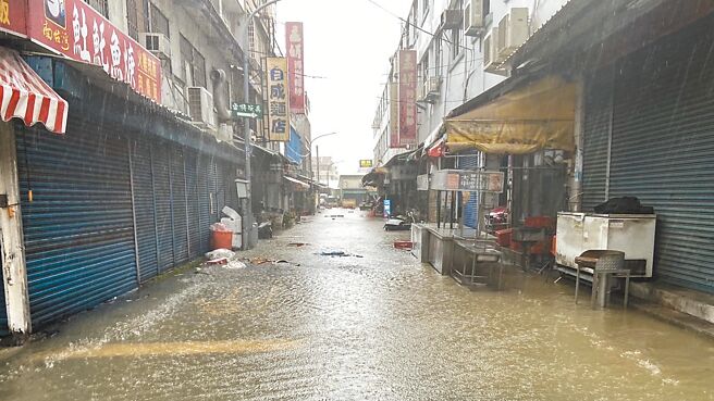 凱米颱風7月底侵台，造成台南鹽水等地淹水，但商家並非「有居住事實的現住戶」，無法請領淹水補助。（讀者提供／張毓翎台南傳真）