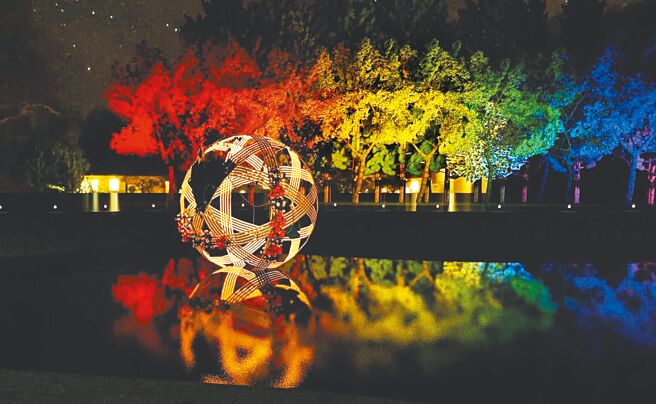 嘉义市光织影舞艺展将于中秋节登场，《逐花月影》与《梦月流光》展区相辉映，美景如梦如幻。（嘉市府提供／廖素慧嘉市传真）