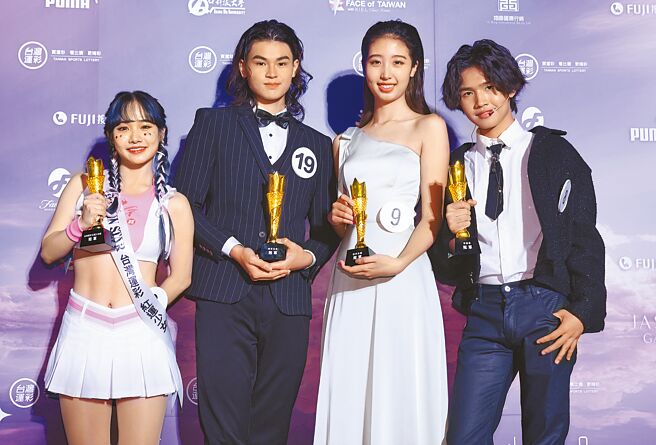第13屆伊林璀璨之星「台灣運彩紅運少女組」冠軍李凌兒（左起）、「男模特兒組」冠軍黃楷竣、「女模特兒組」冠軍張齡之以及「演藝組」冠軍莊翔麒一同拿獎盃合影。（陳俊吉攝）