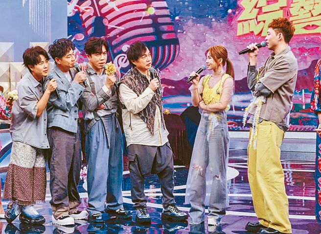 陳孟賢（左起）、陳隨意、許志豪、康康、杜忻恬、李子森主持的《綜藝一級棒》蟬聯多周的收視雙冠王。（中視提供）