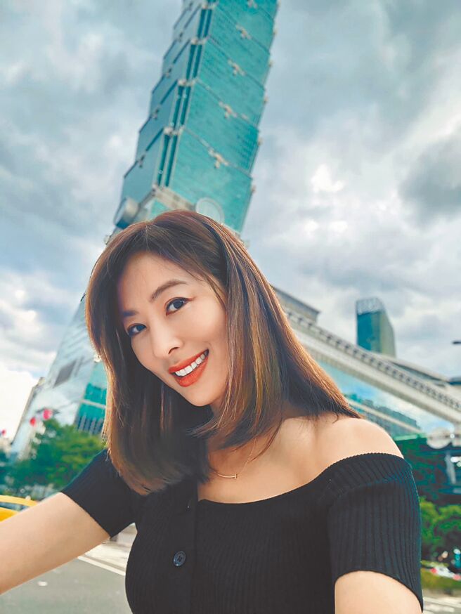 賈永婕22日在101前合影，證實接任董事長一職。（摘自臉書）