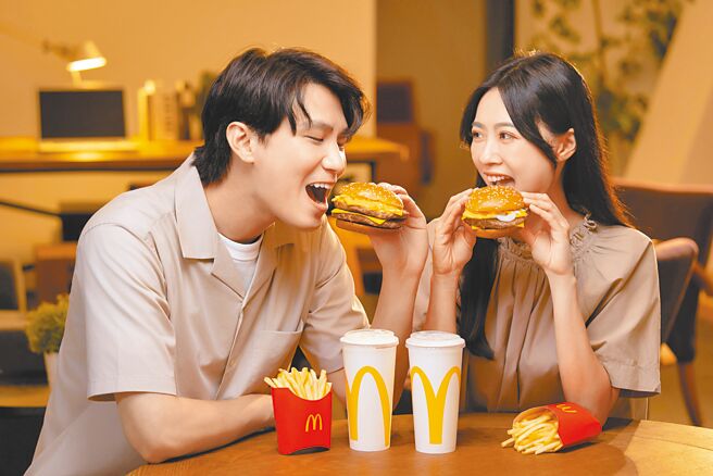 麥當勞「辣味四盎司牛肉堡」與「辣味雙層四盎司牛肉堡」自21日起至9月17日限期供應，單點89元起、搭經典套餐154元起。（麥當勞提供）