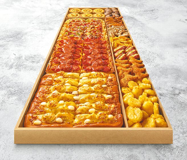 必勝客「一公尺派對盒」加聯名限定立牌，App售價2299元。（必勝客提供）