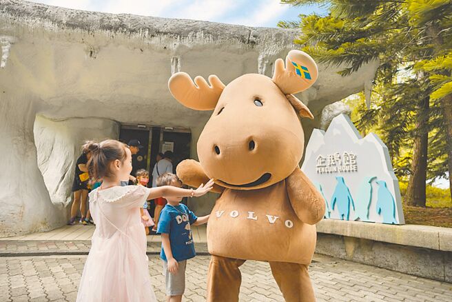 致力實踐2040淨零目標的豪華車品牌VOLVO宣布加入臺北市立動物園動物認養計畫，正式認養園內極圈動物明星「國王企鵝」，VOLVO安全大使「北歐幸運星MILU」將參與推廣國王企鵝等極圈動物的保育知識的活動。即日起至31日於IG限時動態分享與臺北市立動物園企鵝館的MILU動物認養窗貼合照並標記「@milu_official_tw」，就有機會抽中「MILU 限量環保袋及寵物夜行燈」。