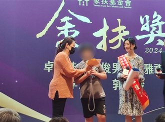 單親母打3份工養大4子女 她擺攤助家計成中醫院長回饋家扶