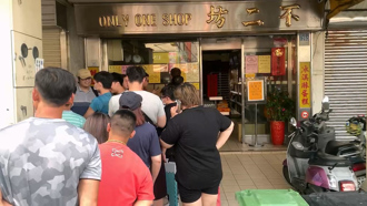 不二坊蛋黃酥生「椅子部隊」 市長大罵：麻煩製造者