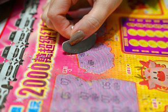 來台灣玩刮刮樂中大獎！泰國正妹爽拿200萬 幸運彩券攤曝光