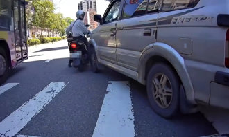 廂型車急切出害騎士險撞 駕駛「揮手讓過」...還是撞了