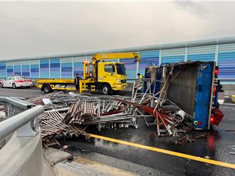 國4貨車翻覆鷹架散滿地　釀3車追撞共5人送醫