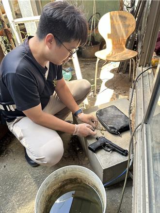 卸货纠纷！男子在回收场内遭2男持枪殴打 警获报火速逮人