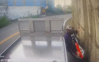 水溝蓋超車？騎士「鑽失敗」慘摔 網怒：愛鑽去當蚯蚓