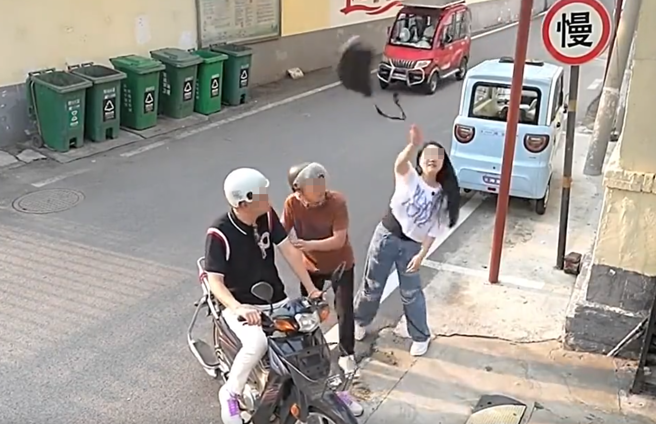 大陆有女子以为要被抢劫，于是将包包往门后一丢，却闹出笑话。（图／翻摄自微博）