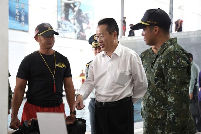 顧部長了解兩棲營潛水訓練裝備運用狀況，並予以肯定及嘉勉。（軍聞社記者周昇煒攝）
