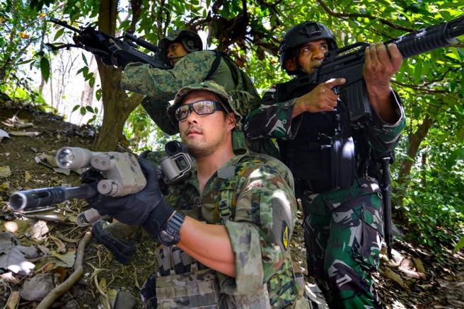  陸上自衛隊將派遣第1空挺團、水陸機動團參演，精進島嶼防衛戰技。圖為陸自隊員與印尼陸軍去年共同參演。
（取自日本陸自「X」帳號）