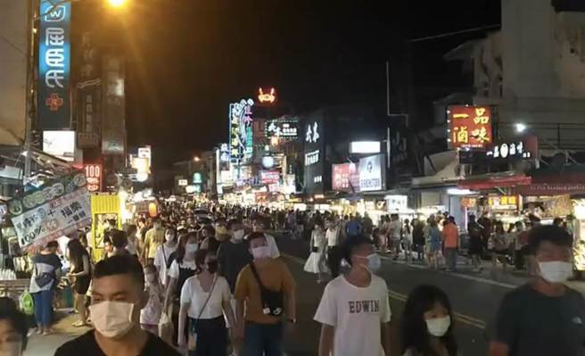 後疫情時代防疫放寬，台灣出現報復性旅遊情形，讓墾丁大街一度回溫，但隨著國門解禁後，不少人紛紛前往沖繩、東南亞旅遊，導致墾丁遊客數銳減。(圖／資料照)