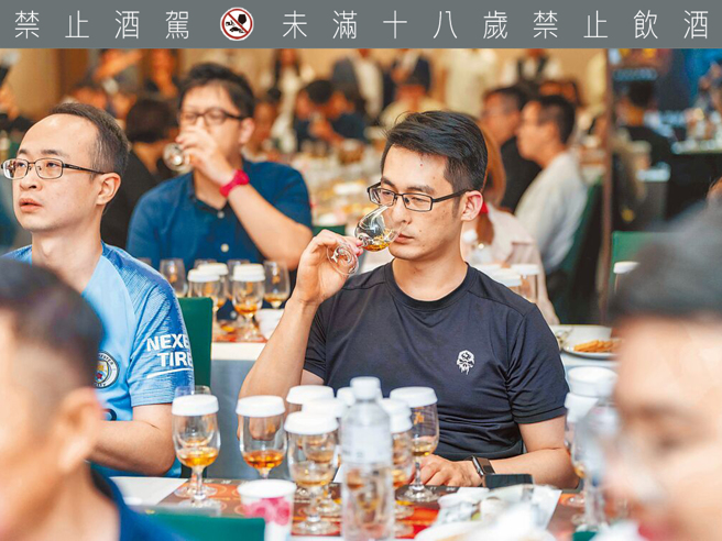 旺旺中時集團主辦的金威獎「素人盲飲」台北場次昨日登場，超過百人參加評鑑。（石智中攝）飲酒過量有礙健康