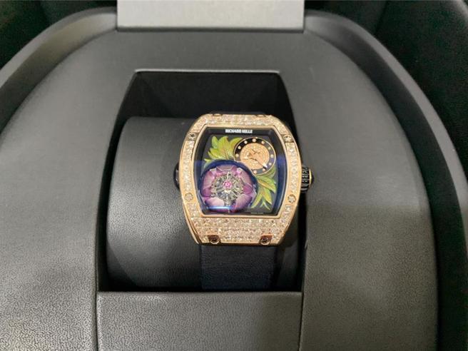 检调查扣陈政谷私藏价值3千2百万元的Richard Mille在日内瓦高级钟表展（SIHH）发表一款称为「含苞待放玉兰花陀飞轮」腕表。（郭良杰摄）