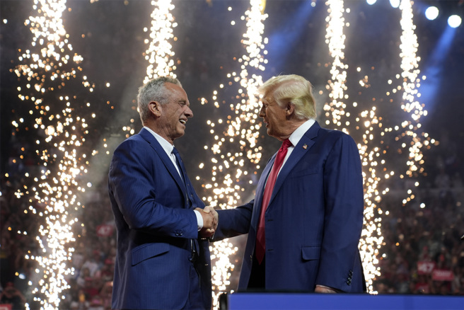 甘迺迪现身川普的造势会。（图／美联社）