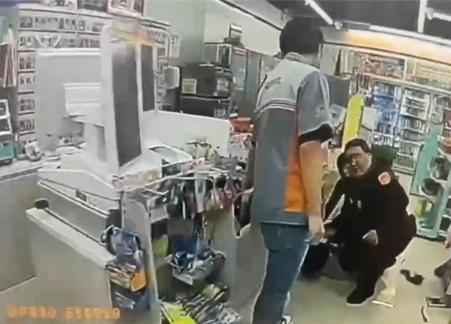 热心民眾见状，一拥而上，合力制伏康男，警方获报赶抵，直接上铐逮捕康男。（新店警分局提供）